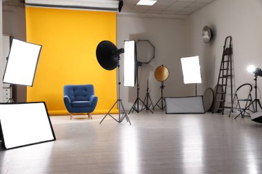 Profesyonel ekipmanlı modern fotoğraf stüdyosunun içi.