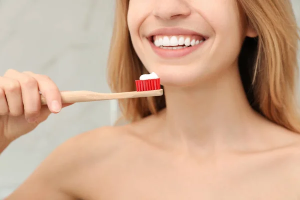 Wanita Memegang Sikat Dengan Pasta Gigi Dalam Ruangan Closeup — Stok Foto