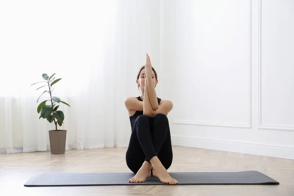 Giovane Donna Che Pratica Aquila Asana Studio Yoga Garudasana Posa — Foto Stock