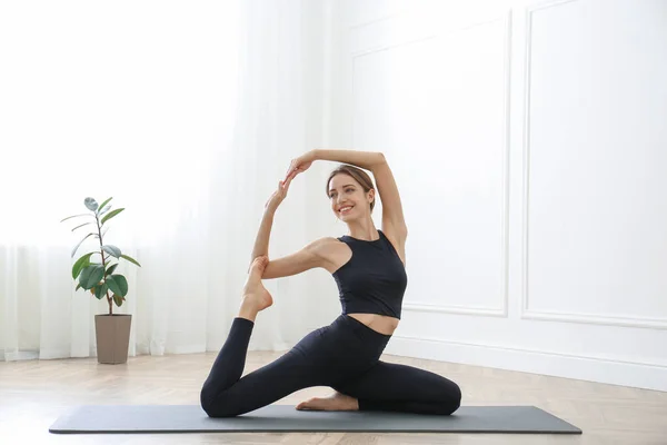Ung Kvinna Praktiserar Sjöjungfru Asana Yogastudion Eka Pada Rajakapotasana Pose — Stockfoto