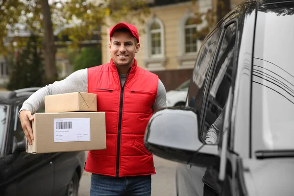 Mensajero Con Paquetes Cerca Furgoneta Entrega Aire Libre — Foto de Stock