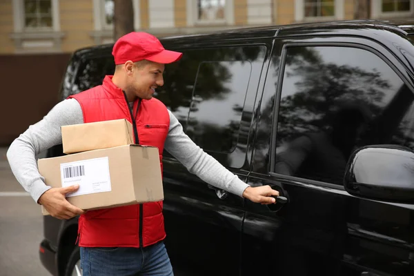 Mensajero Con Paquetes Cerca Furgoneta Entrega Aire Libre — Foto de Stock