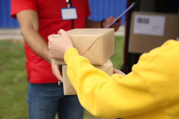 Kurir Ger Paket Till Kund Utomhus Närbild — Stockfoto