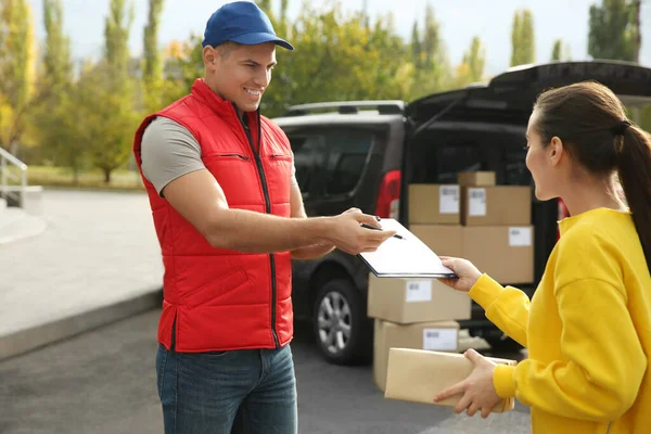 Corriere Che Riceve Firma Della Ricevuta Dal Cliente All Aperto — Foto Stock