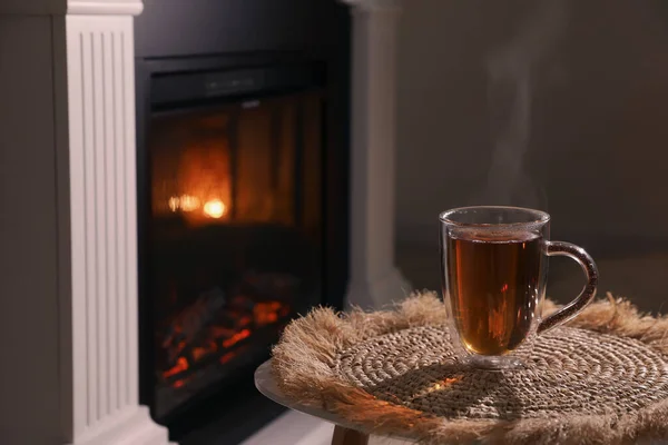 Vaso Bebida Caliente Cerca Chimenea Habitación Espacio Para Texto —  Fotos de Stock