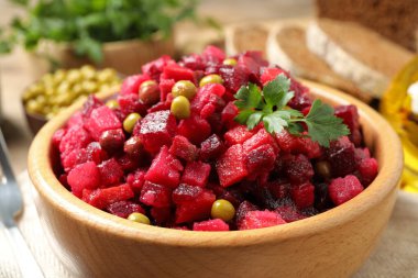 Geleneksel Rus salatası sirkesi masada, yakın plan.