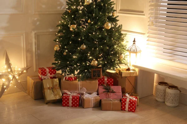 Dárkové Krabice Pod Vánoční Stromeček Víla Světla Uvnitř — Stock fotografie
