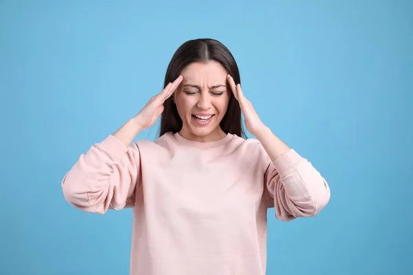 Retrato Mujer Joven Estresada Sobre Fondo Azul Claro — Foto de Stock