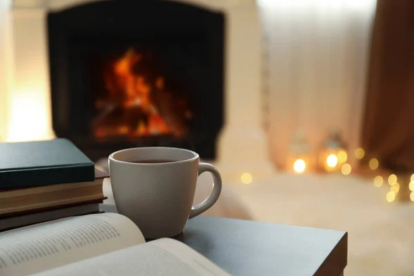 Coupe Boissons Chaudes Des Livres Sur Table Près Cheminée Maison — Photo