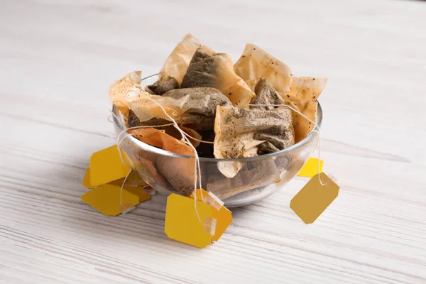 Schaal Met Gebruikte Theezakjes Witte Houten Tafel — Stockfoto