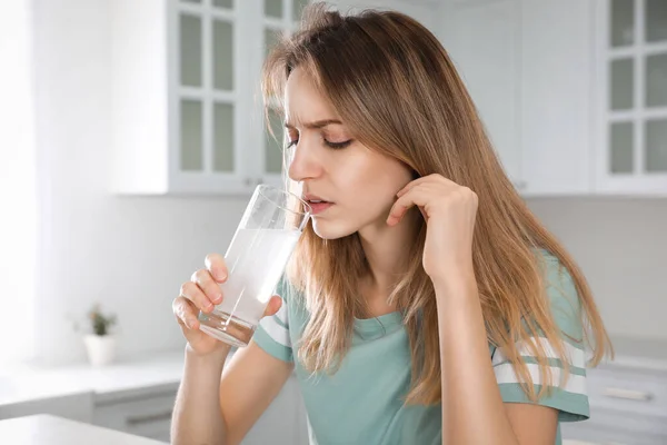 Donna Che Prende Medicine Postumi Della Sbornia Cucina — Foto Stock