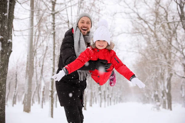 Батько Дитиною Веселиться Надворі Зимовий День Різдвяні Канікули — стокове фото