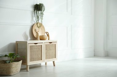 Beyaz duvarın yanındaki ahşap tuvalet. İç tasarım