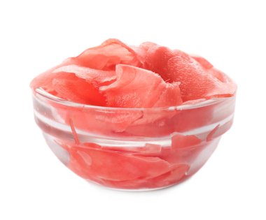 Turşulu zencefil beyaz kasede izole edilmiş.