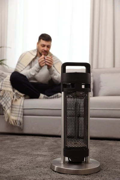 Homem Com Xícara Bebida Quente Casa Foco Aquecedor Pátio Elétrico — Fotografia de Stock