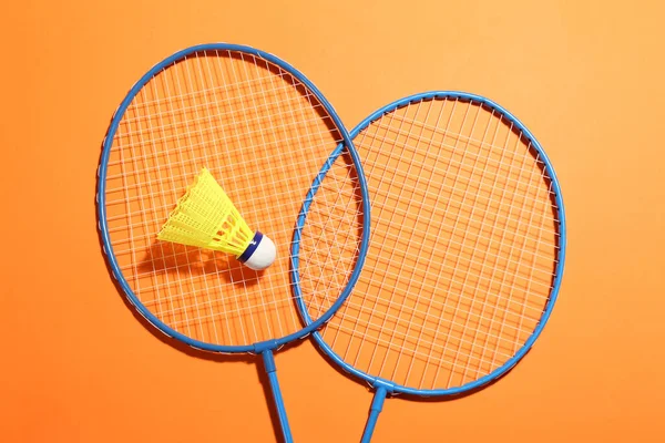 Badminton Rackets Shuttlecock Oranje Achtergrond Plat Lay Ruimte Voor Tekst — Stockfoto