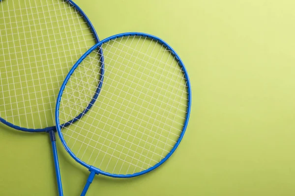 Badminton Rackets Lichtgroene Achtergrond Plat Lay Ruimte Voor Tekst — Stockfoto