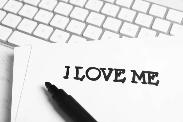Yazısıyla Yazılmış Beni Seviyorum Yazısı Masadaki Bilgisayar Klavyesi — Stok fotoğraf