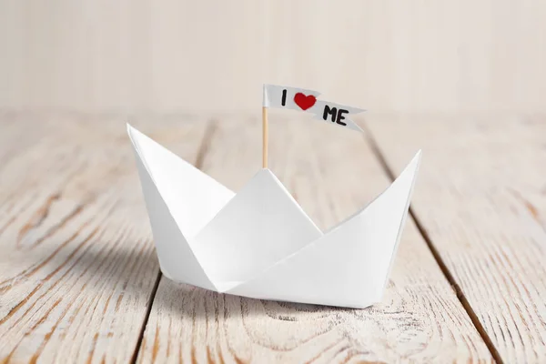 Kağıt Gemi Bayrak Ahşap Masada Beni Seviyorum Cümlesiyle — Stok fotoğraf