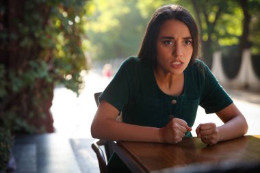 Açık kafede eski erkek arkadaşını gözetleyen kıskanç kadın.