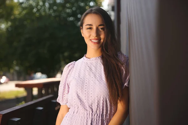 Mooie Jonge Vrouw Stijlvolle Violette Jurk Buiten — Stockfoto