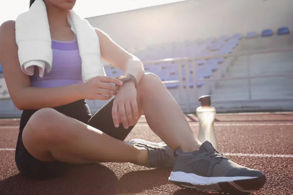 Femme Vérifiant Fitness Tracker Après Entraînement Stade Gros Plan — Photo