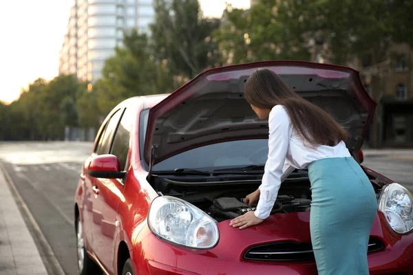 Mujer Joven Arreglando Coche Roto Calle Ciudad —  Fotos de Stock