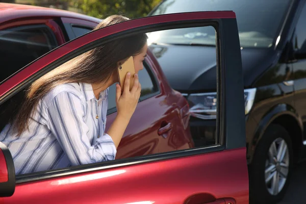 여자가 밖에서 교통사고를 당하고 통화를 — 스톡 사진