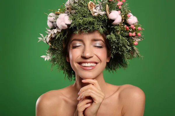 Felice Giovane Donna Che Indossa Ghirlanda Sfondo Verde — Foto Stock