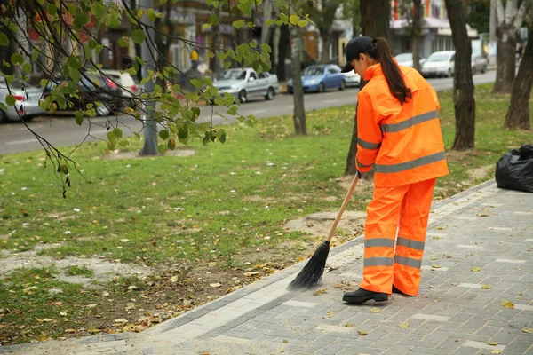 Очищувач Вулиці Обмінює Опале Листя Відкритому Повітрі Осінній День — стокове фото