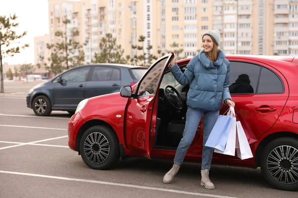 Mulher Com Sacos Compras Perto Seu Carro Livre — Fotografia de Stock