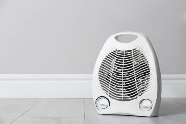 Odada yerde modern elektrikli vantilatör ısıtıcısı, metin için yer