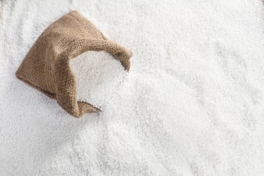 Torba ve granüler mineral gübresi, üst manzara.