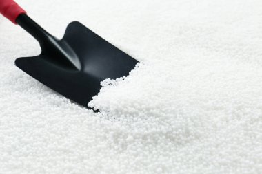 Kürek ve granüler mineral gübresi, yakın görüş.