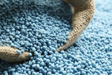 Torba ve granüler mineral gübresi, yakın plan.