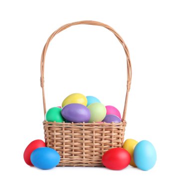 Beyaz arka planda parlak boyalı Paskalya yumurtaları olan hasır sepet.