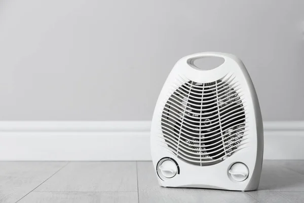 Aquecedor Ventilador Elétrico Moderno Chão Quarto Espaço Para Texto — Fotografia de Stock