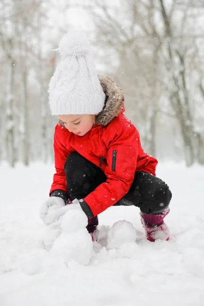 Χαριτωμένο Κοριτσάκι Κάνει Χιονόμπαλες Εξωτερικούς Χώρους Την Ημέρα Του Χειμώνα — Φωτογραφία Αρχείου