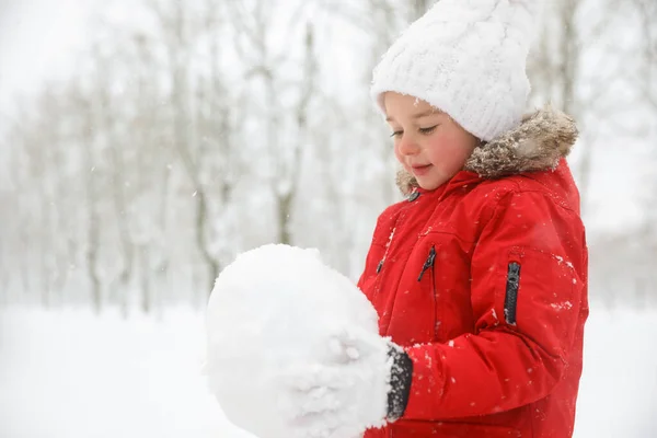 Menina Bonito Segurando Bola Neve Livre Dia Inverno Espaço Para — Fotografia de Stock
