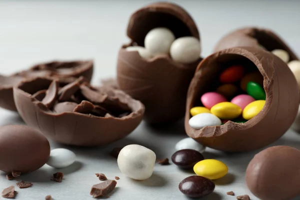 Uova Cioccolato Rotte Con Caramelle Sul Tavolo Legno Bianco Primo — Foto Stock