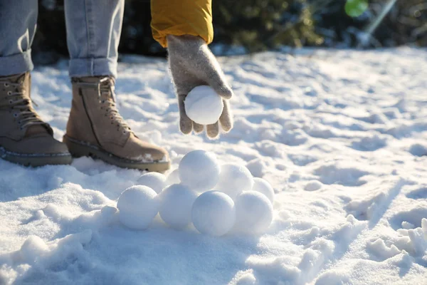 Mujer Rodando Bolas Nieve Aire Libre Día Invierno Primer Plano —  Fotos de Stock