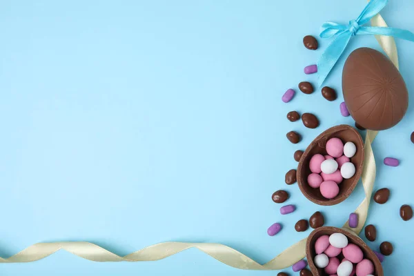 Composición Plana Ponen Con Los Huevos Sabrosos Chocolate Los Bombones — Foto de Stock