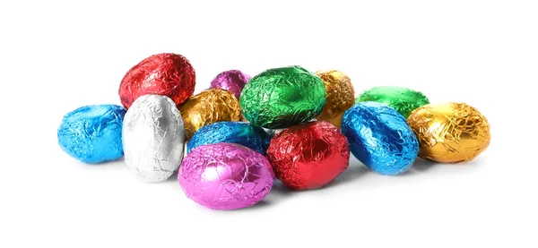 Шоколадные Яйца Завернутые Красочную Фольгу Белом Фоне — стоковое фото