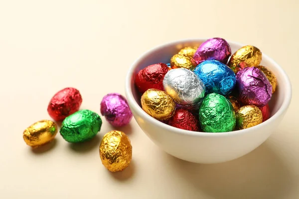 Шоколадные Яйца Завернутые Красочную Фольгу Бежевом Фоне — стоковое фото