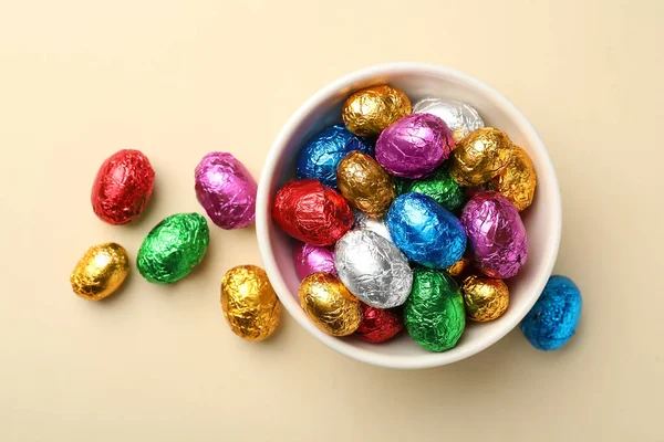 Шоколадные Яйца Завернутые Красочную Фольгу Бежевом Фоне Плоская Откладка — стоковое фото