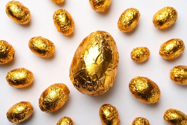 Œufs Chocolat Enveloppés Dans Une Feuille Sur Fond Blanc Plat — Photo