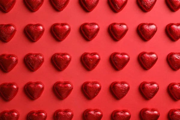 Savoureux Chocolat Bonbons Forme Coeur Sur Fond Rouge Plat Laïc — Photo