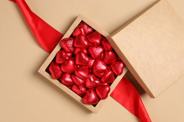米色背景盒中漂亮的心形巧克力糖果 — 图库照片