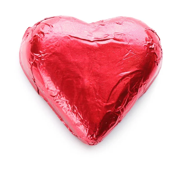 Kalp Şeklindeki Çikolata Şekeri Kırmızı Folyoyla Beyaza Izole Edilmiş — Stok fotoğraf
