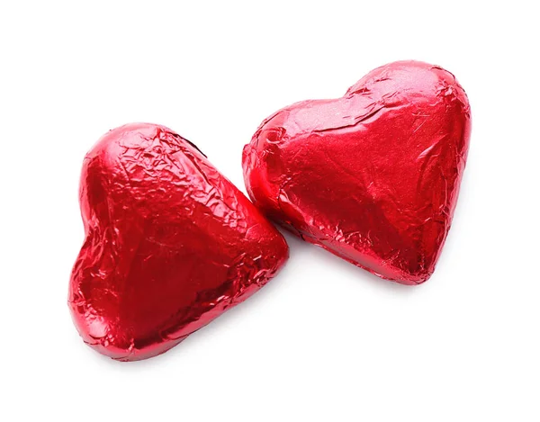 Kalp Şeklinde Çikolata Şekerlemeleri Kırmızı Folyoyla Beyaz Arka Planda Üst — Stok fotoğraf